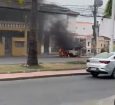 Carro pega fogo na Avenida Dorival CaymmiCarro pega fogo na Avenida Dorival Caymmi