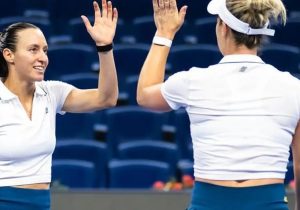 Dupla de Stefani bate campeãs olímpicas e avança à semi