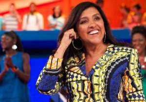 Regina Casé, no programa Esquenta!, com roupa colorida