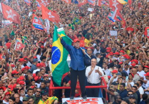 Lula comemorando