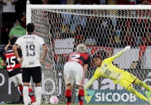 Gol nos acréscimos assegura Flamengo na liderança do Brasileirão