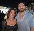 Gustavo Mioto posa com Shania Twain durante passagem da cantora