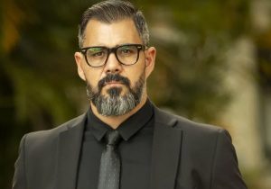 Juliano Cazarré causa polêmica com evento para 'homens alfa' e recebe críticas de colegas da Globo