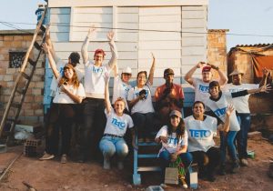 Mãe de 9 filhos aos 45 anos recebe casa construída