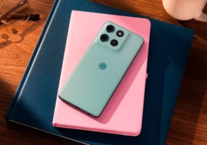Moto G56 na cor azul, em cima de uma mesa