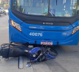 Motociclista é atingido por ônibus do BRT após invadir via exclusiva em Salvador