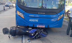 Motociclista é atingido por ônibus do BRT após invadir via exclusiva em Salvador