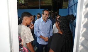Prefeitura entrega casas reformadas e arena de grama sintética no Arraial do Retiro