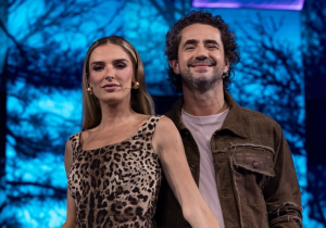Felipe Andreoli e Rafa Brites juntos, com fundo azul