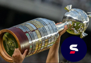 Taça da Libertadores sendo levantada